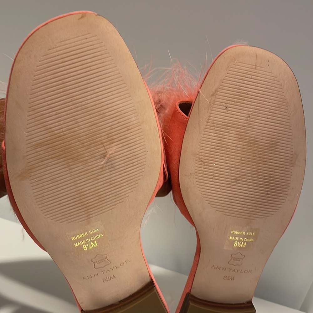 Ann Taylor Pink Suede flat slide sandals with Feather detail. Size 8.5 Brand New - Picture 3 of 3